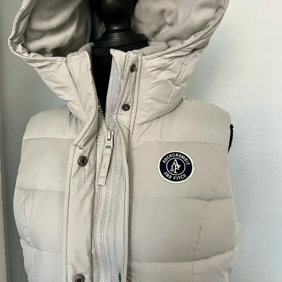Abercrombie & Fitch Women’s Gray Hooded Puffer Vest - Picture 2 of 7